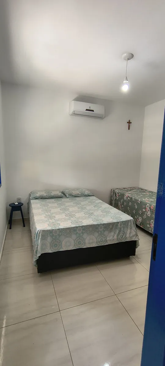 Quarto família com cama de casal e cama de solteiro com ar-condicionado no Sítio Canto da Seriema